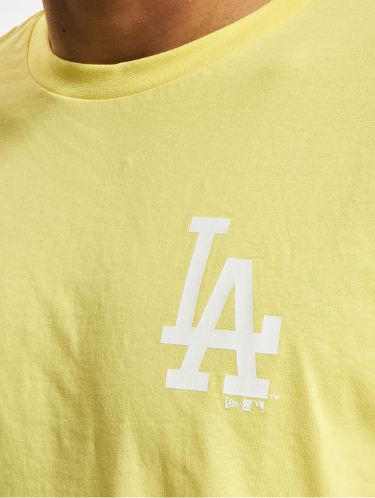 Männer t-shirts New Era Herren T-Shirt MLB Los Angeles Dodgers League Essential Oversize in gelb