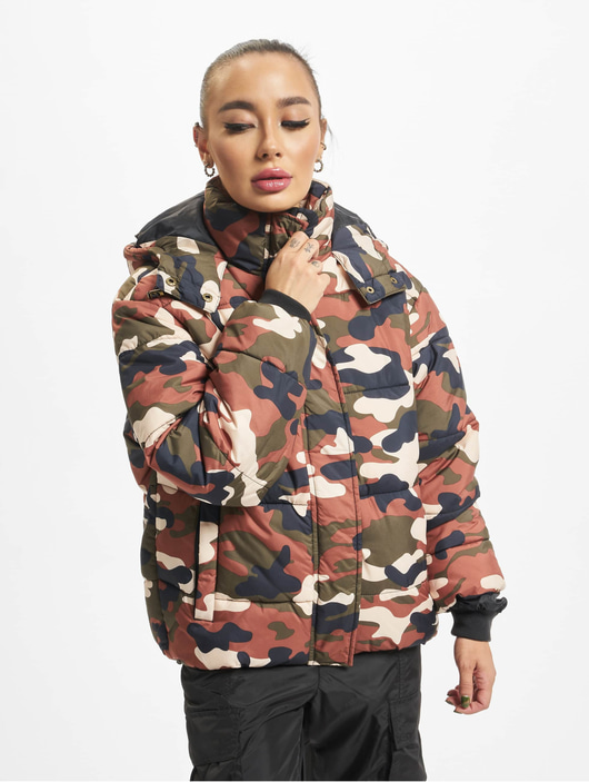 Frauen puffer-jackets Urban Classics Damen Puffer Jacket Boyfriend Camo in camouflage
