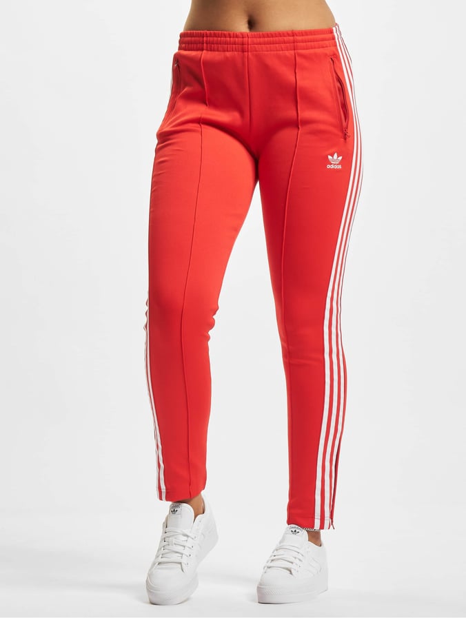 Gevangene Pa over adidas Originals broek / joggingbroek SST in rood 872936