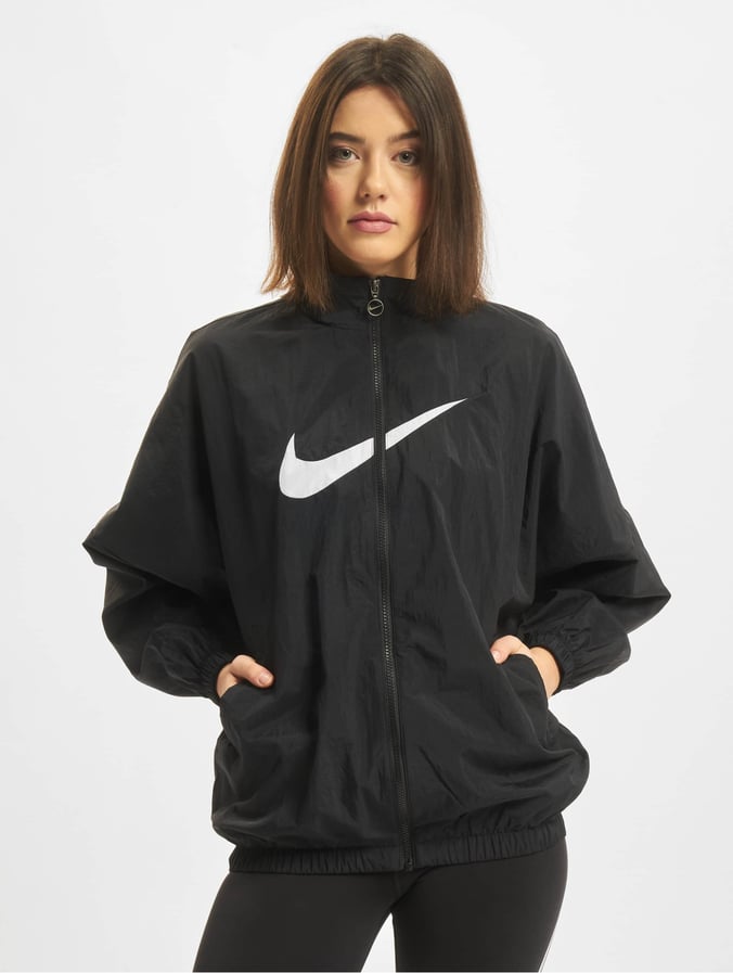 Melodrama af hebben Onvervangbaar Nike jas / Zomerjas Essential Woven in zwart 875827