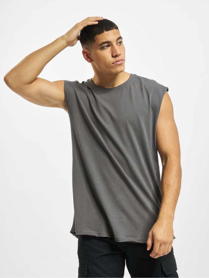 sleeveless shirt