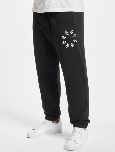 adidas Originals / joggingbroek ST in zwart