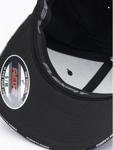 Urban Classics / Flexfitted Cap Embroidered Logo in zwart
