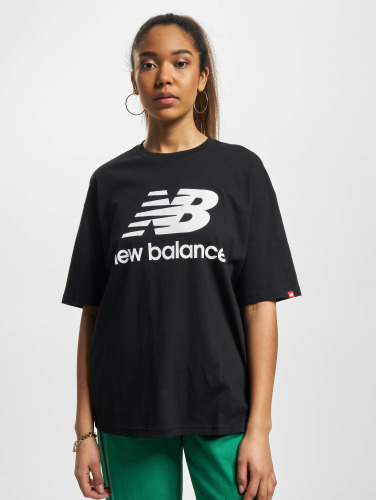 New Balance / t-shirt Essentials Stacked Logo in zwart