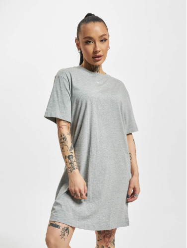 Nike / jurk Essential Short Sleeve in grijs