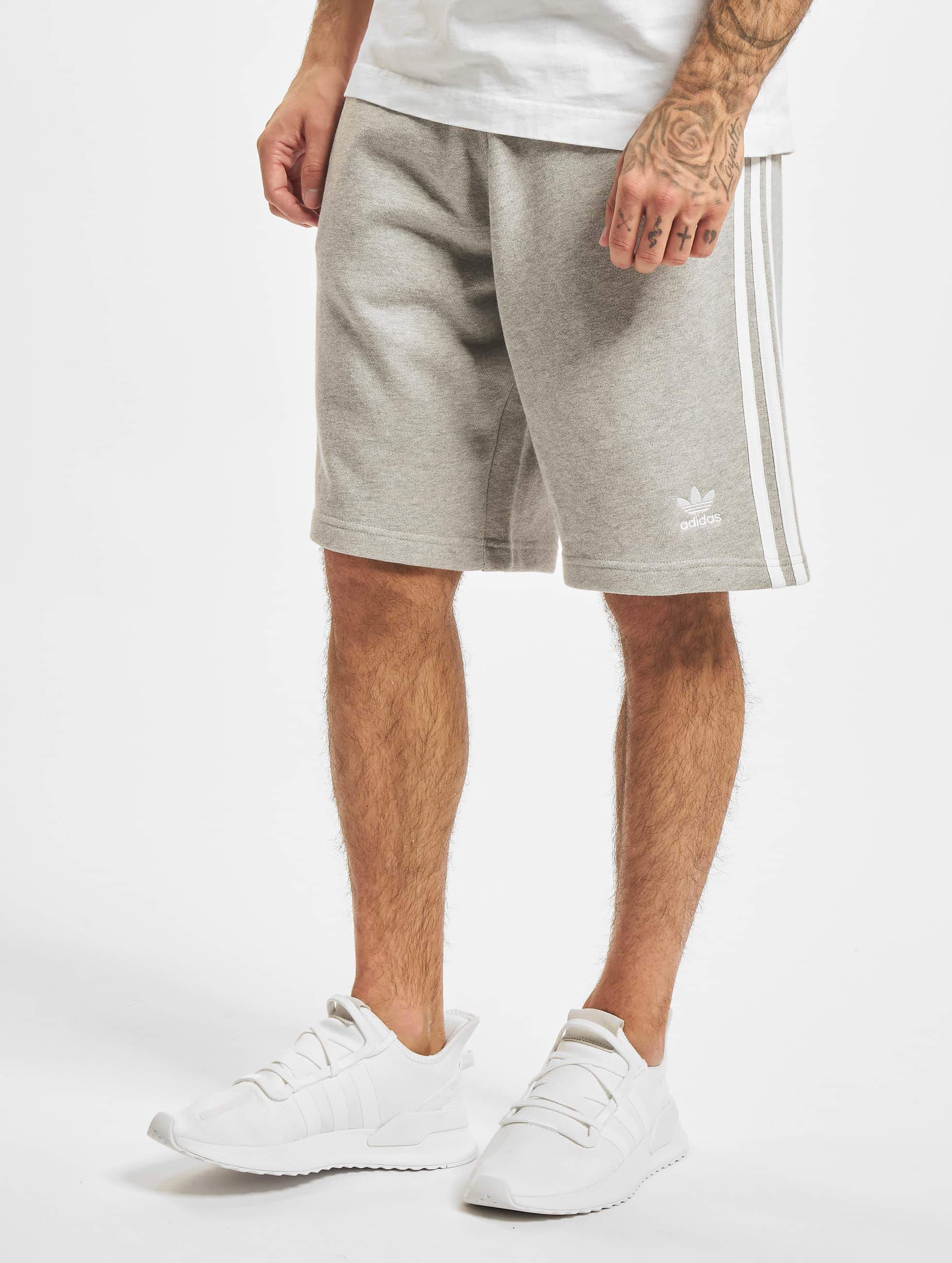 adidas Originals Pantalón Pantalón cortos 3-Stripe en gris 500115