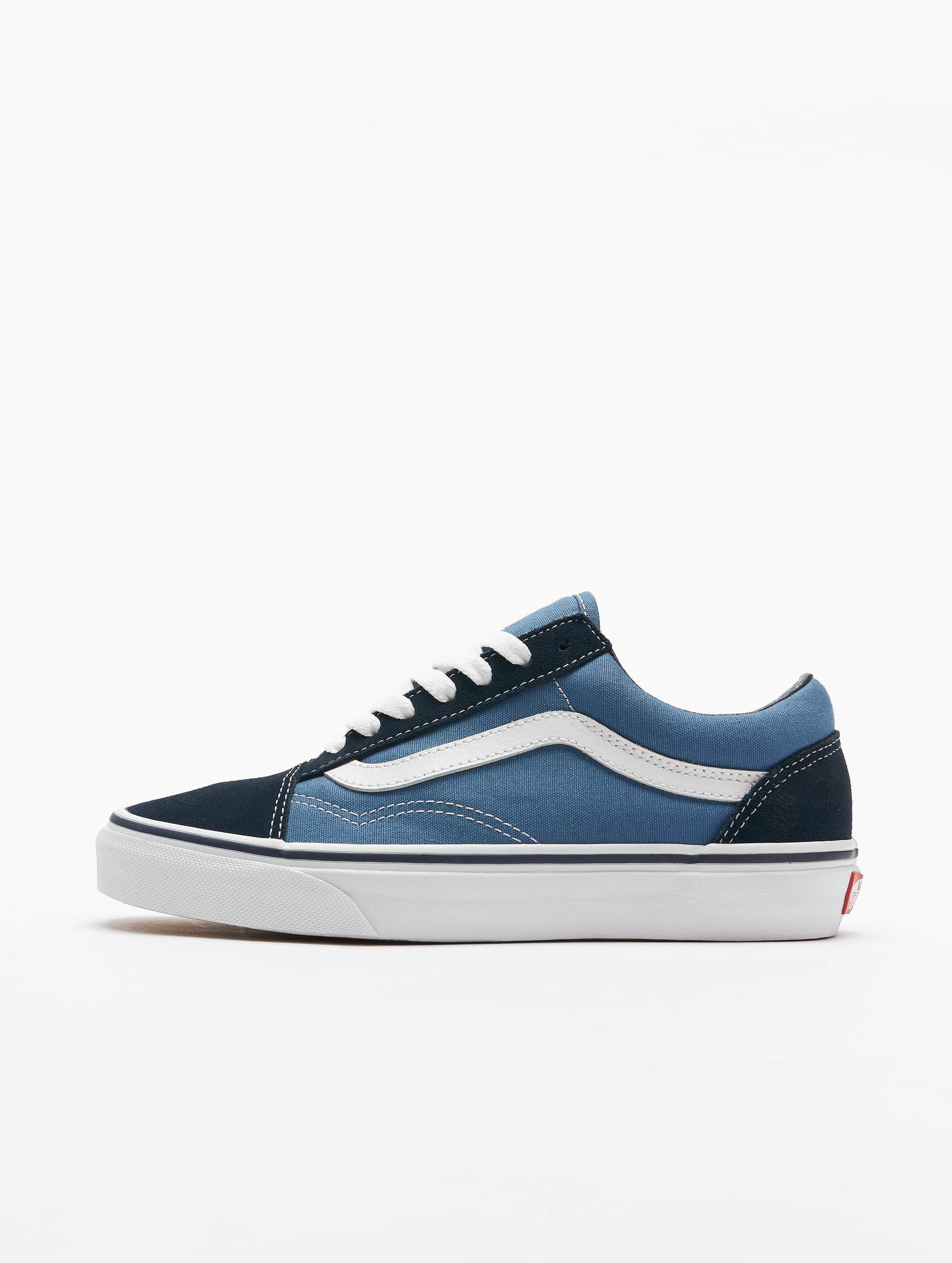 vans grises con azul