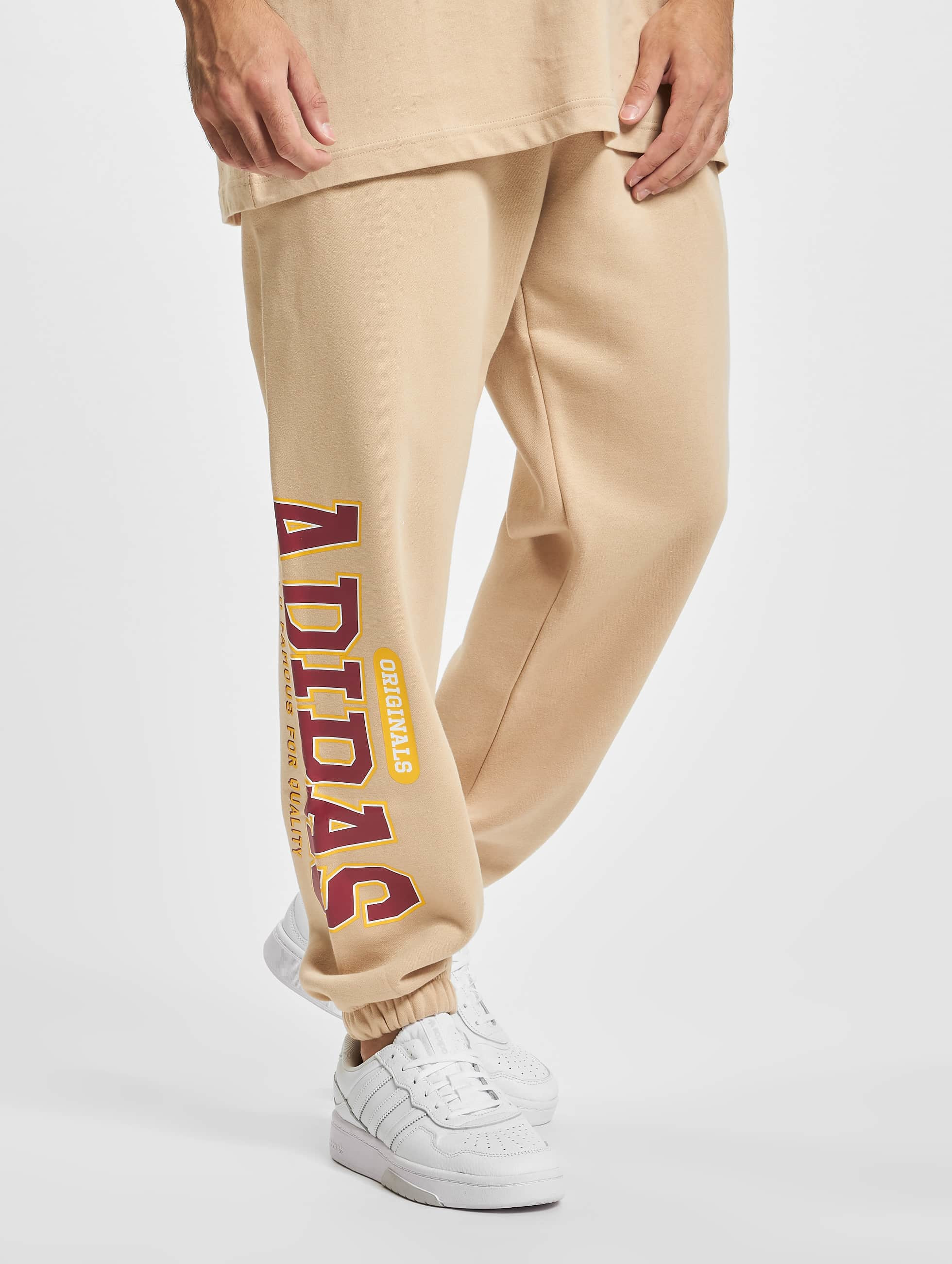 Einde Vijfde Mondstuk adidas Originals broek / joggingbroek Varsity in beige 911571