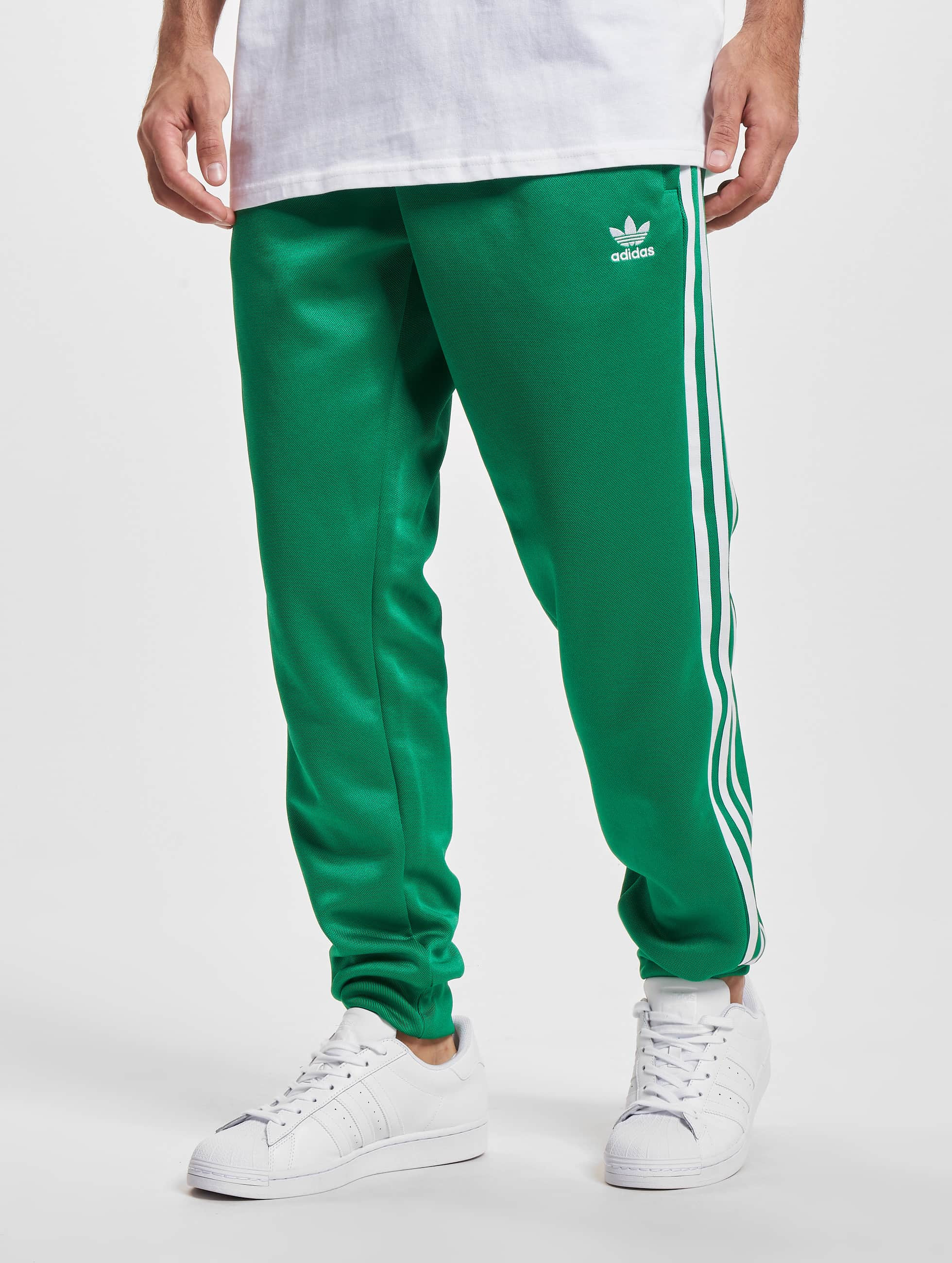 voorjaar overhandigen Makkelijk te gebeuren adidas Originals broek / joggingbroek Cl Sst in groen 1041988