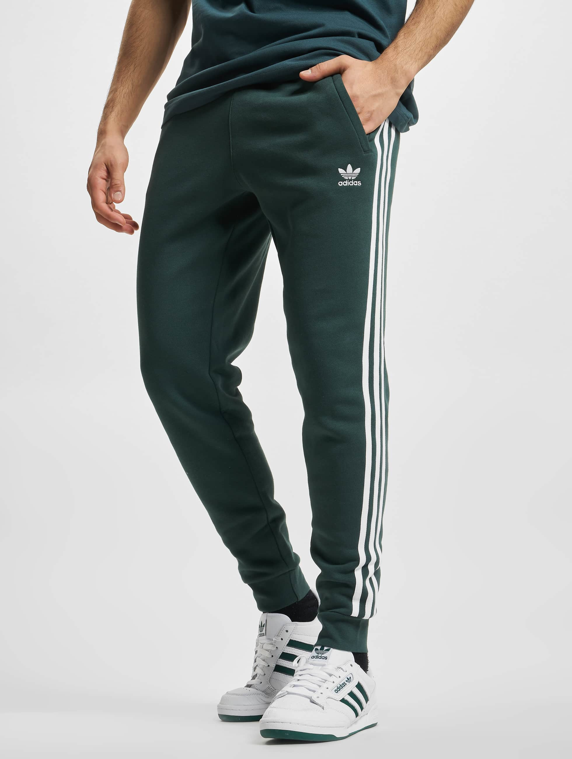 Vijftig nakoming uit adidas Originals broek / joggingbroek Originals 3-Stripes in groen 929615