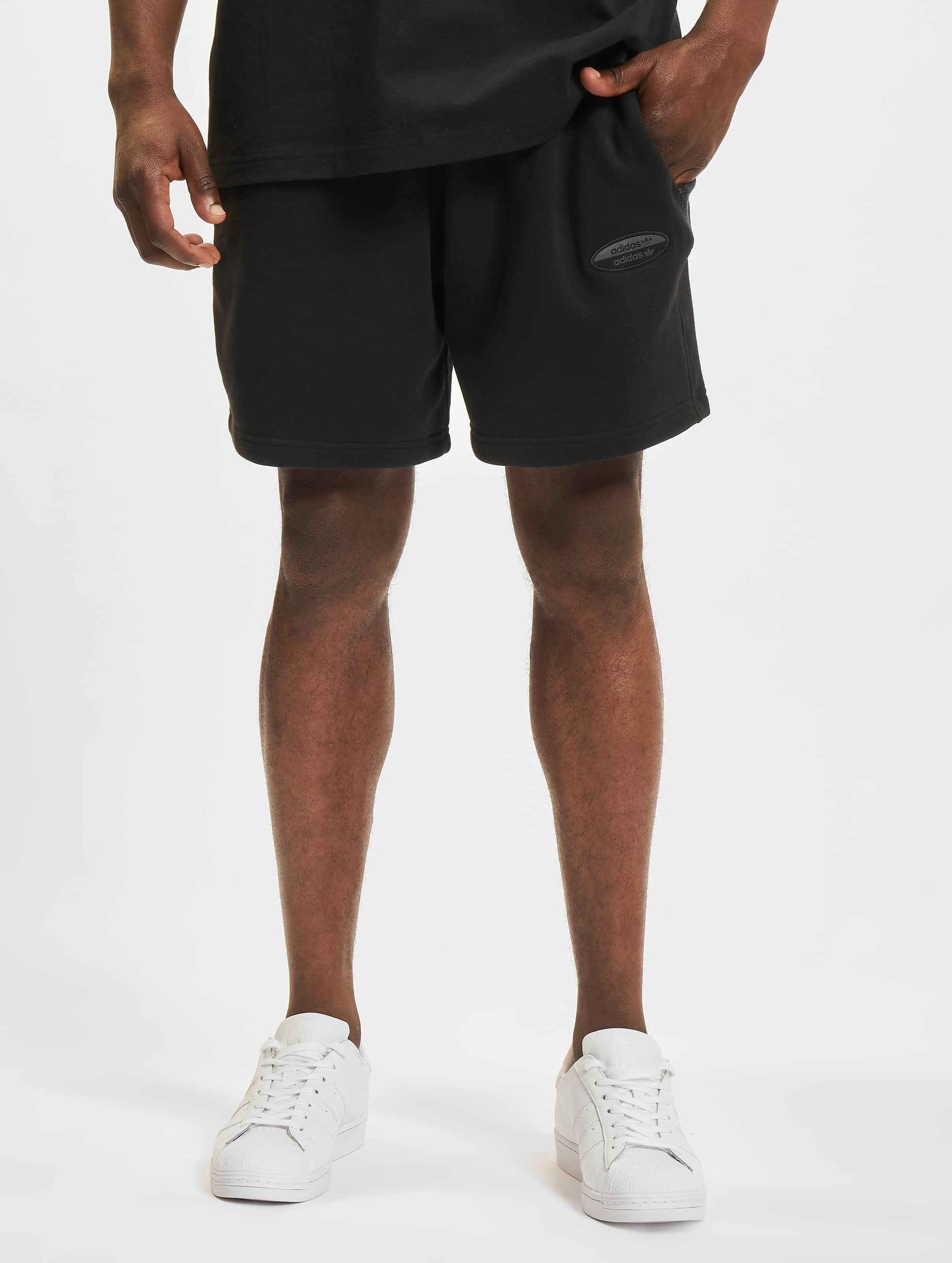 baloncesto híbrido terraza adidas Originals Pantalón / Pantalón cortos Essentials en negro 872431