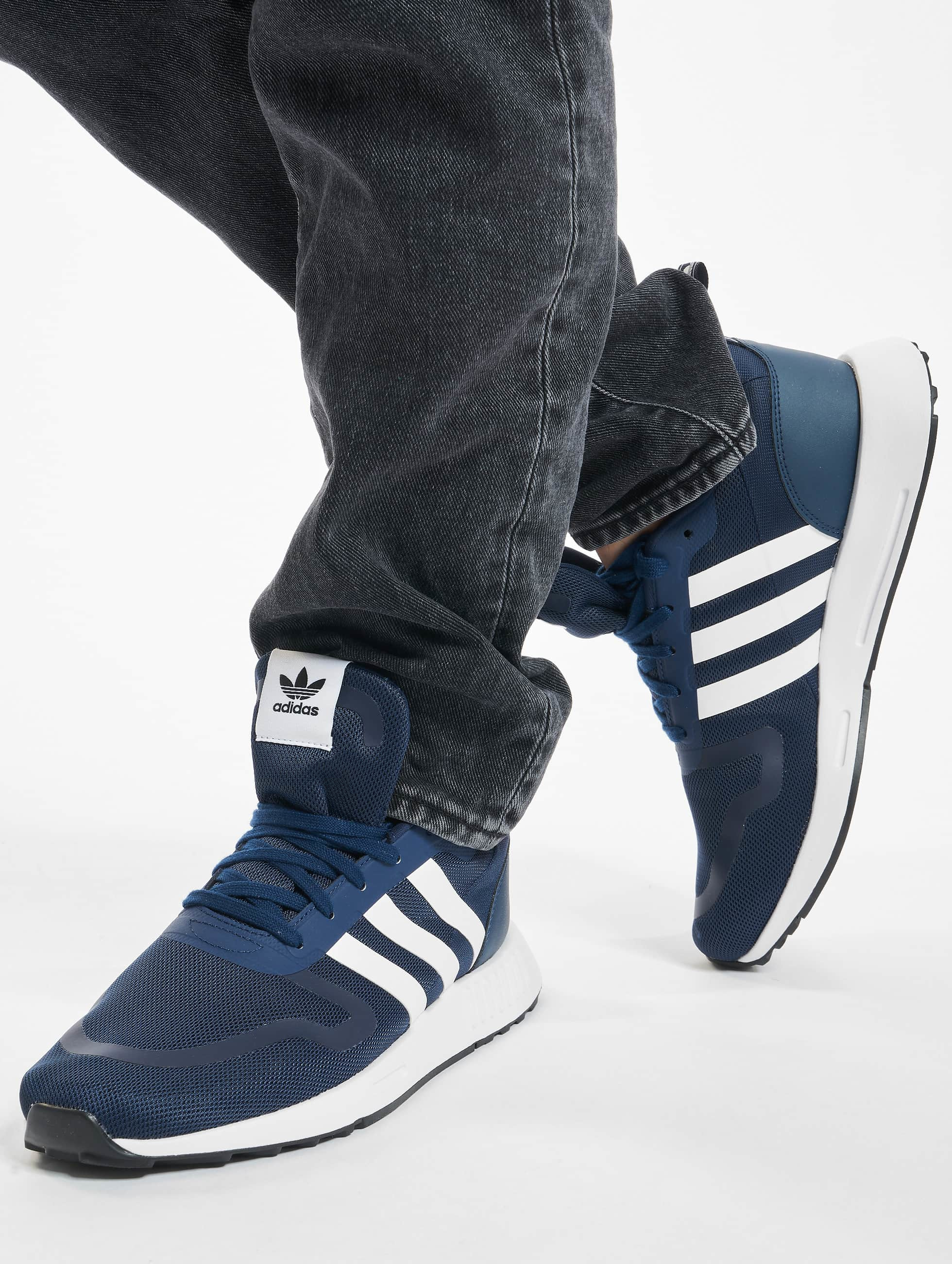 taal Digitaal Stadion adidas Originals schoen / sneaker Multix in blauw 831246