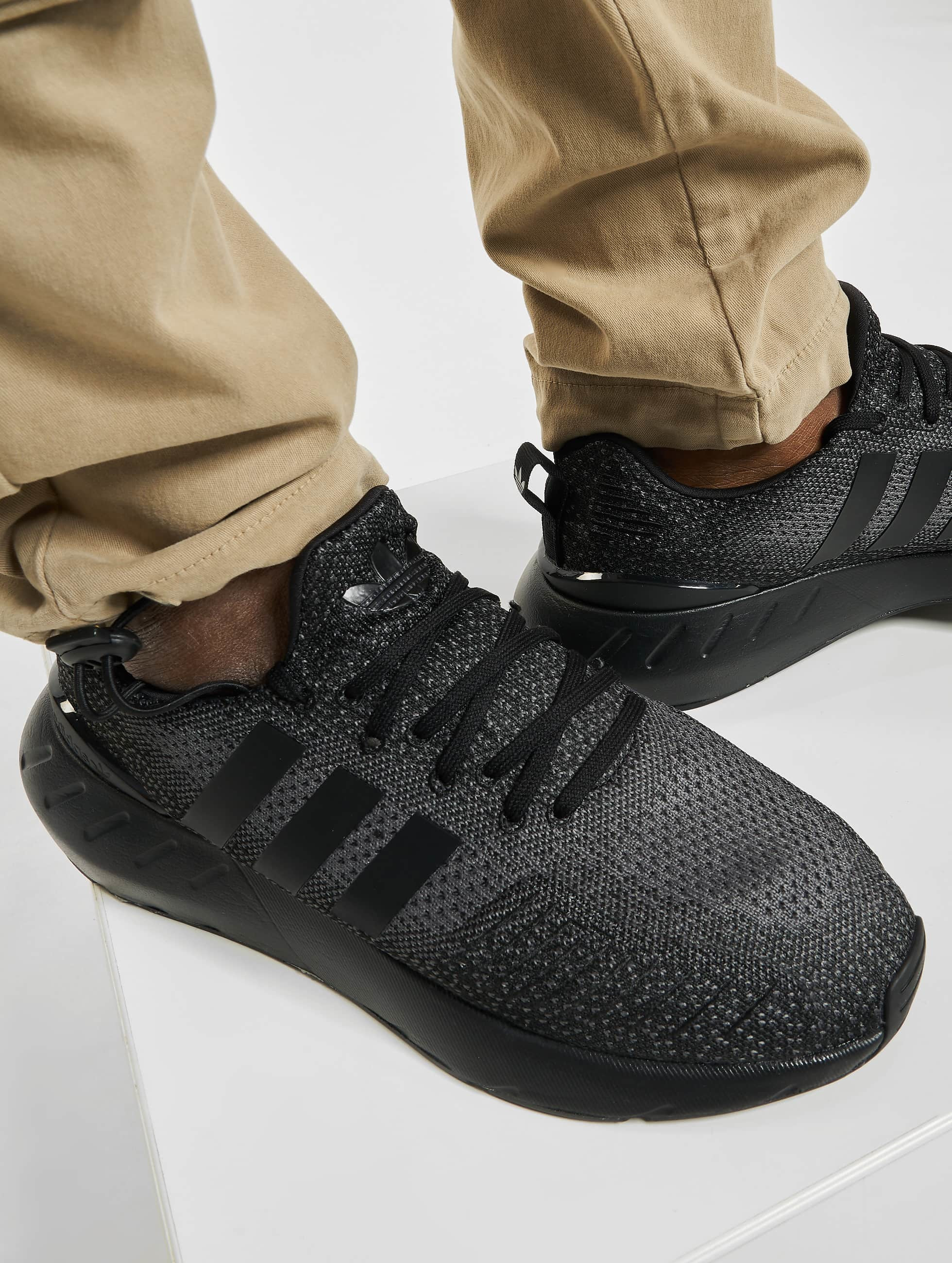 adidas Originals Zapato / Zapatillas de deporte Run 22 en negro