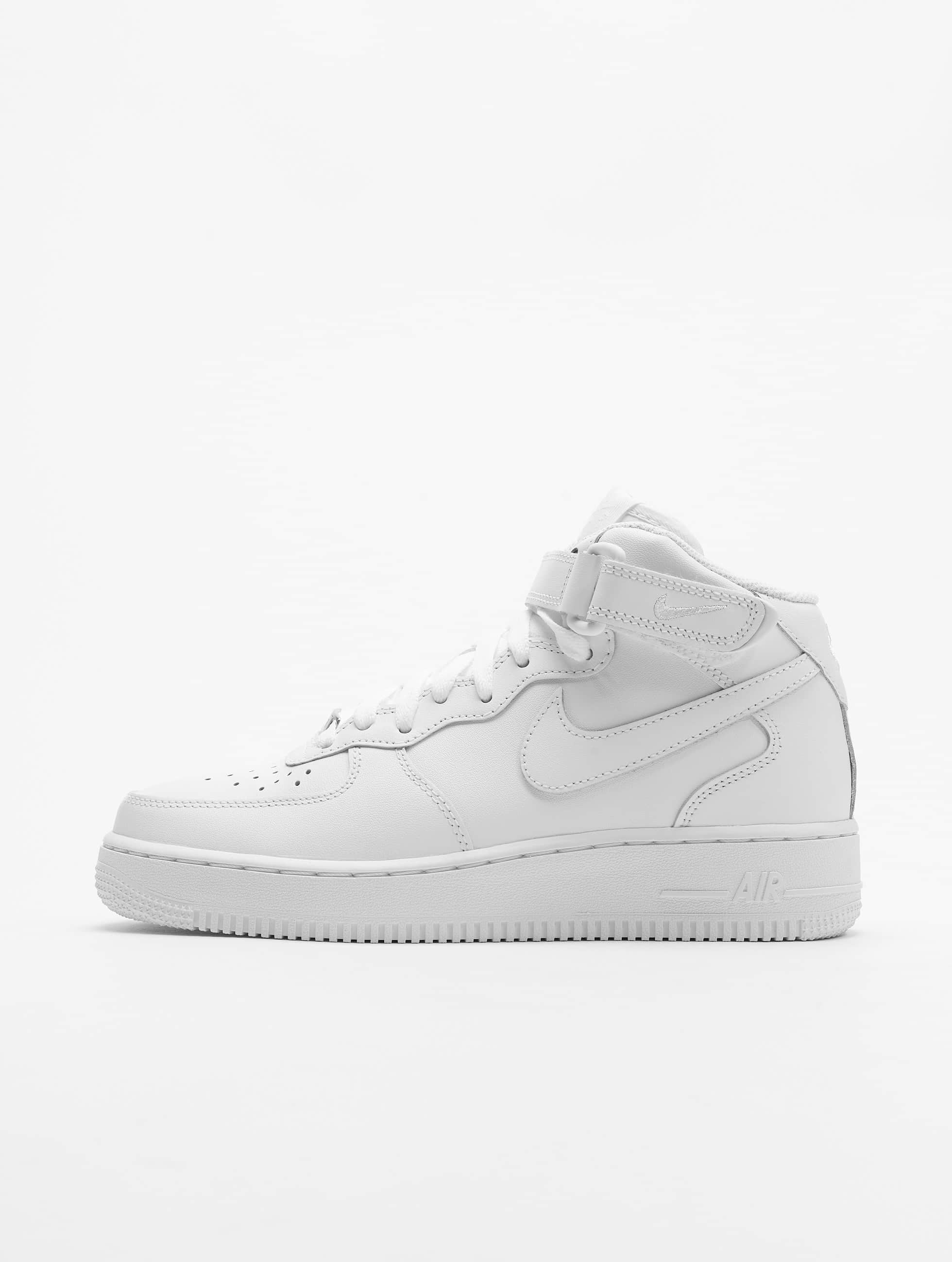 Nike Chaussures / Baskets Air Force 1 Mid '07 Basketball Shoes en blanc