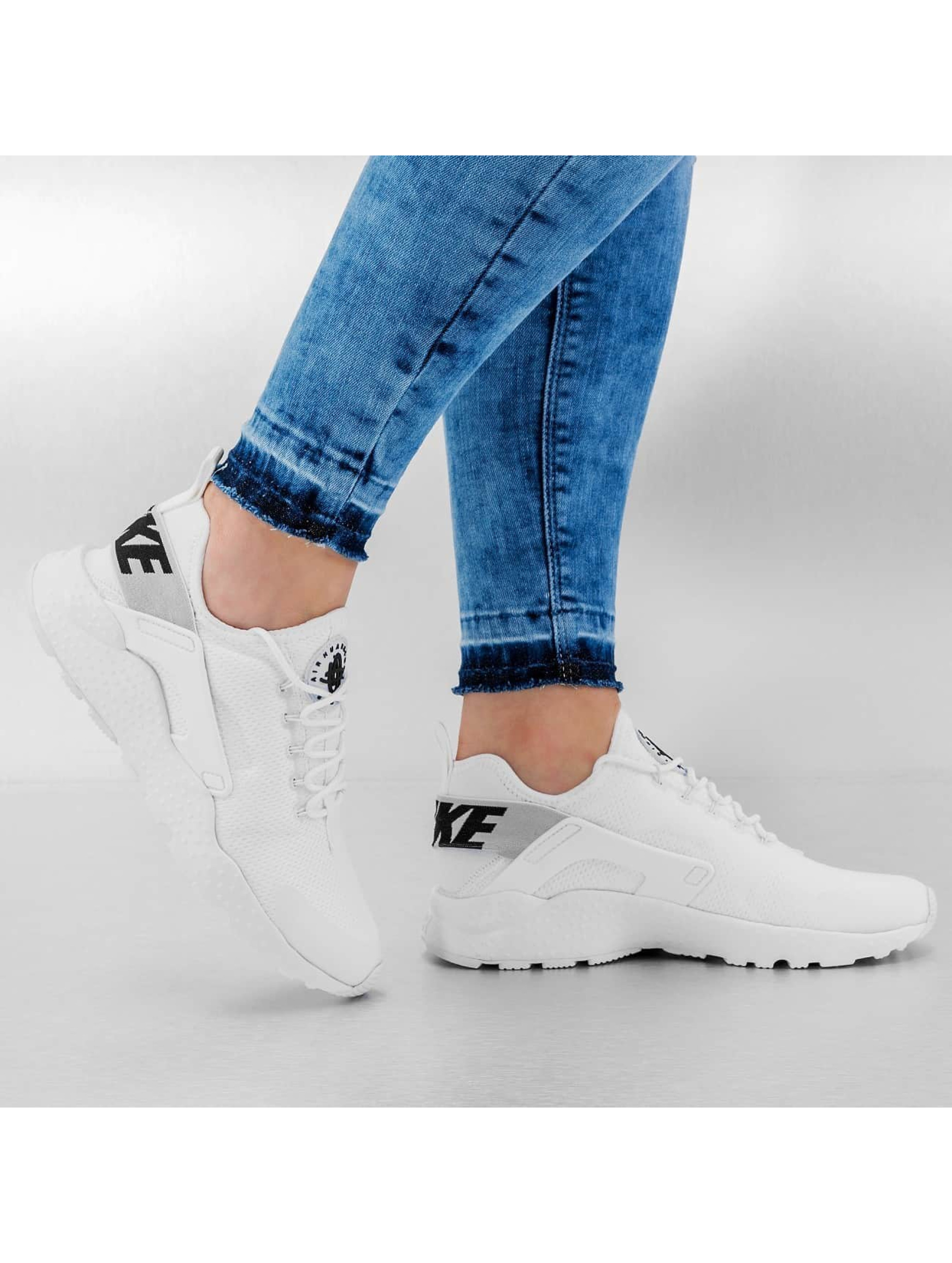 Nike Chaussures / Baskets Air Huarache Run Ultra en blanc
