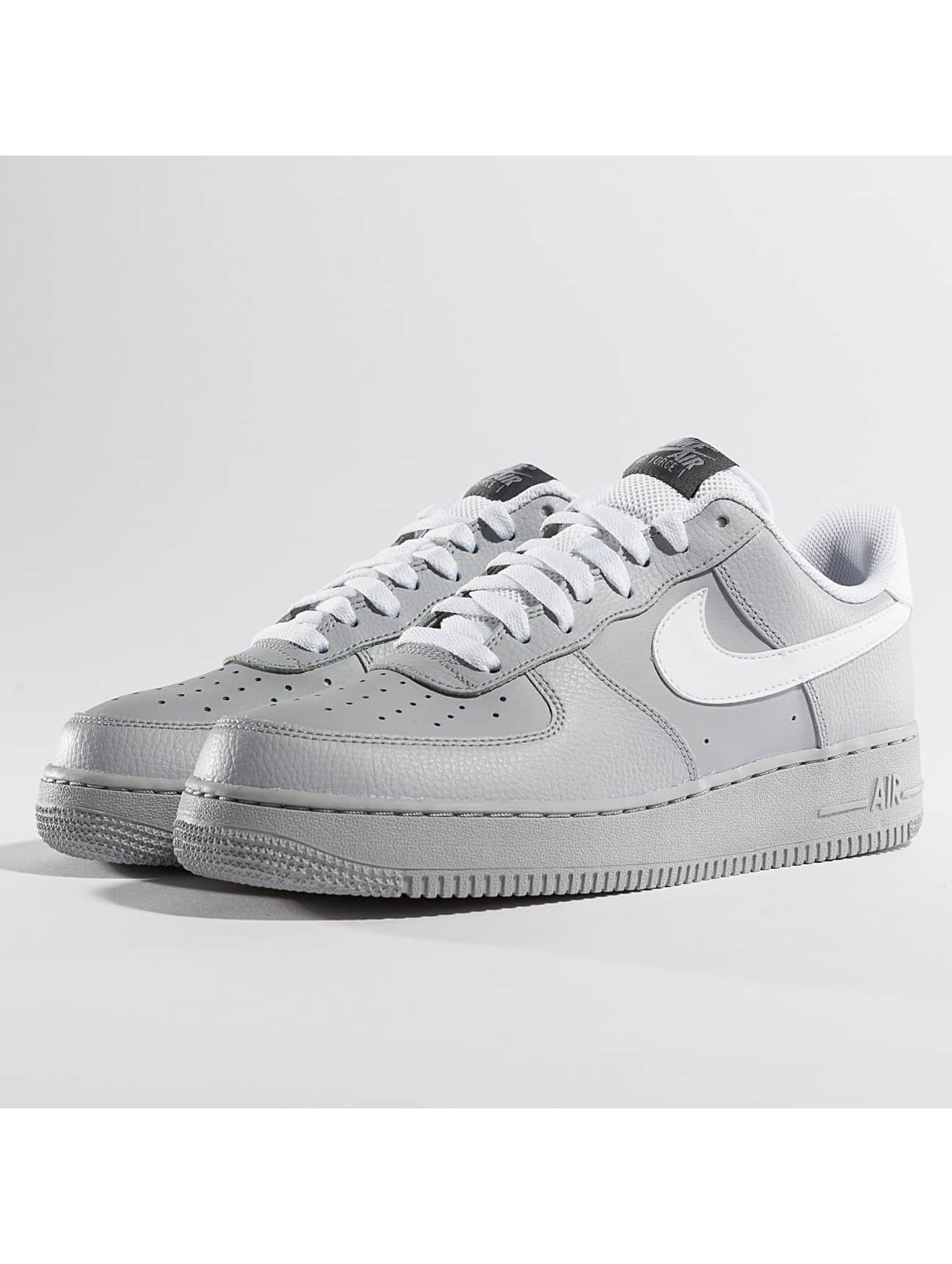 Nike Chaussures / Baskets Air Force 1 '07 en gris