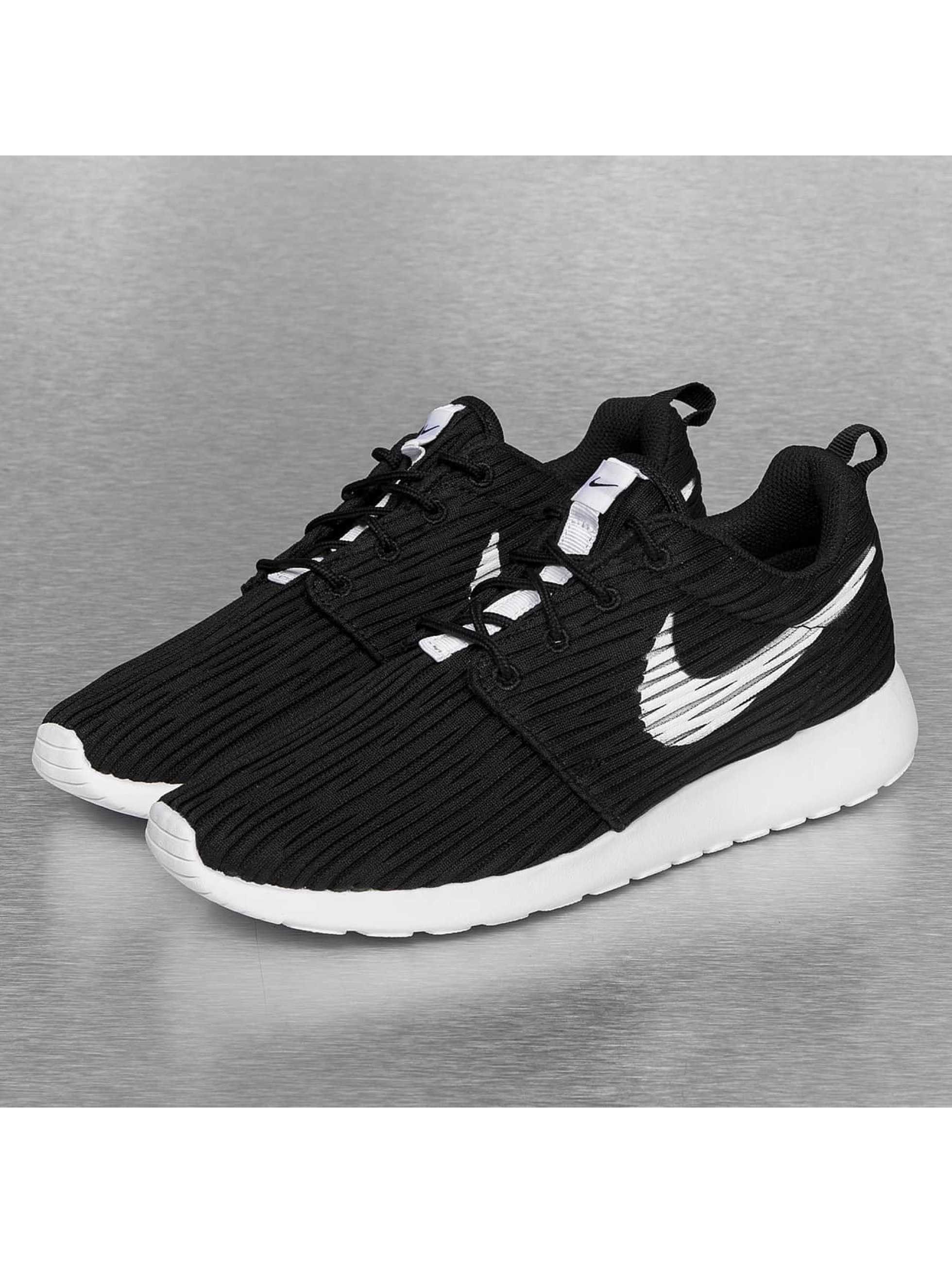 Nike Chaussures / Baskets WMNS Roshe One Eng en noir