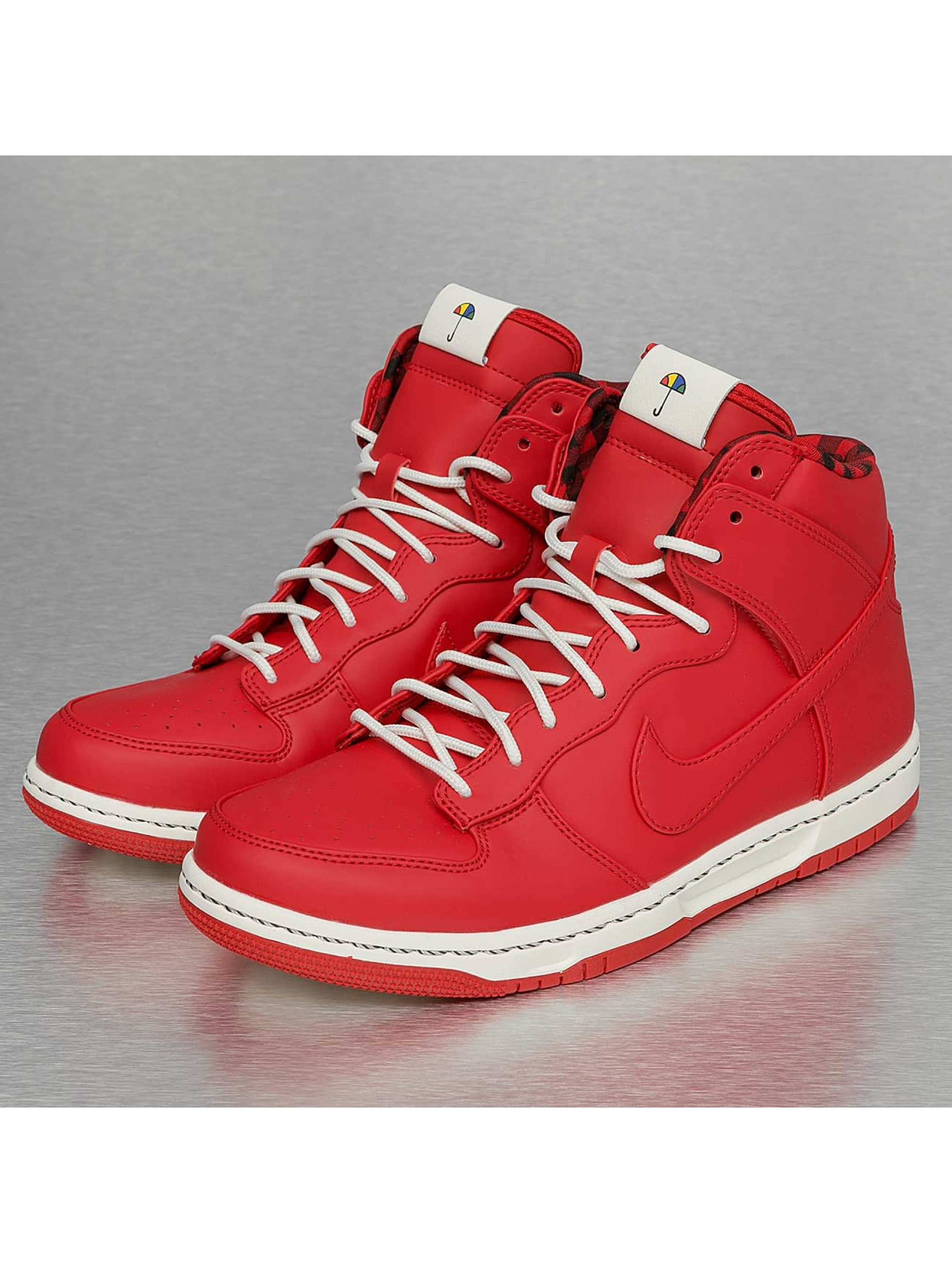 Nike Chaussures / Baskets Dunk Ultra en rouge