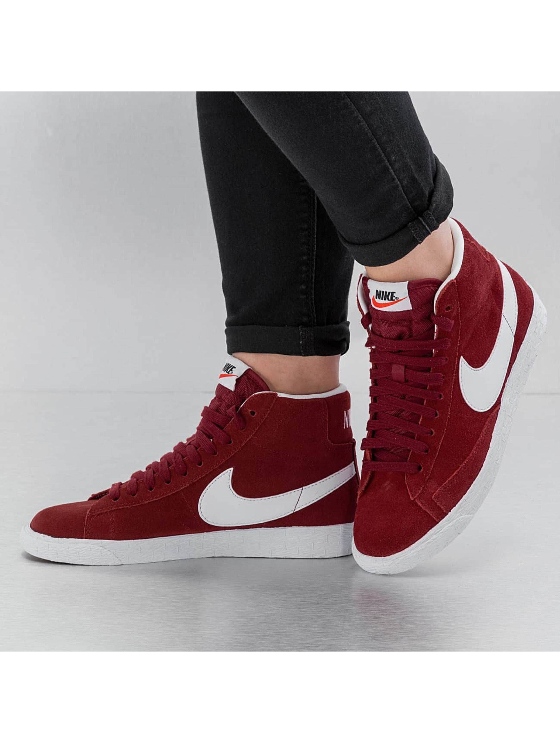 Nike Chaussures / Baskets WMNS Blazer Mid Suede en rouge