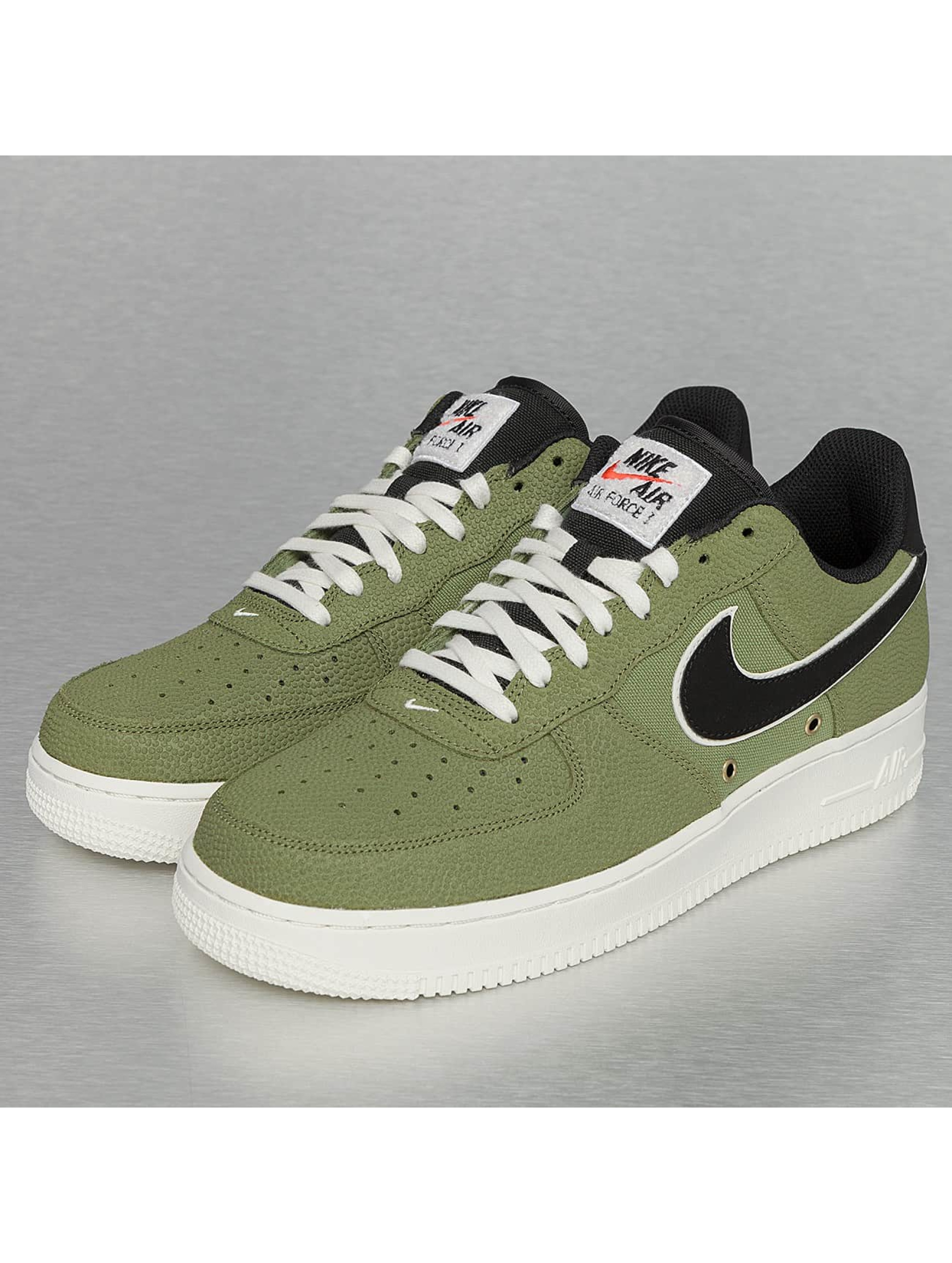 Nike Chaussures / Baskets Air Force 1 '07 LV8 en vert