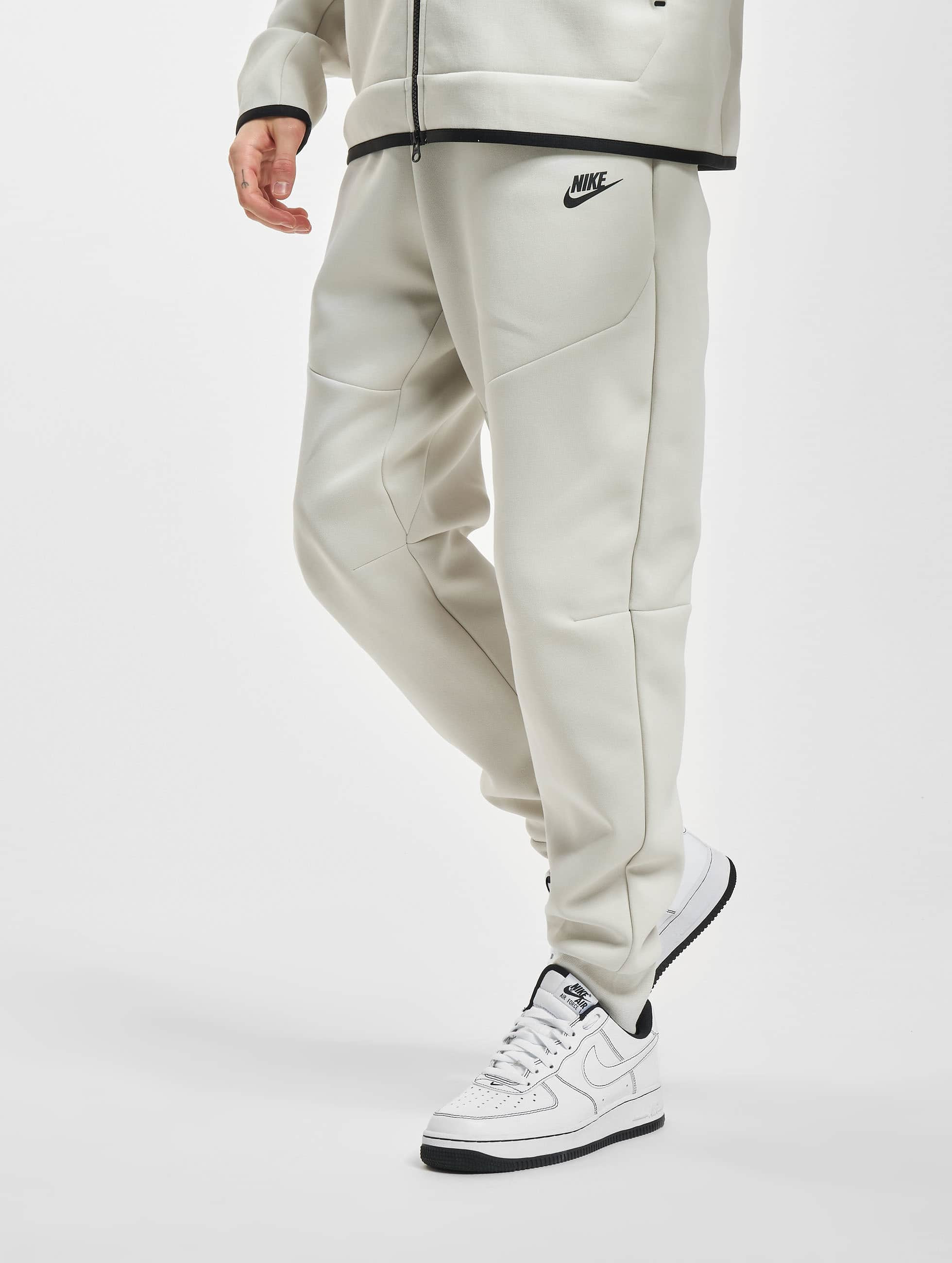 ingesteld steek Chemicaliën Nike broek / joggingbroek Sportswear Tech Fleece in beige 975211