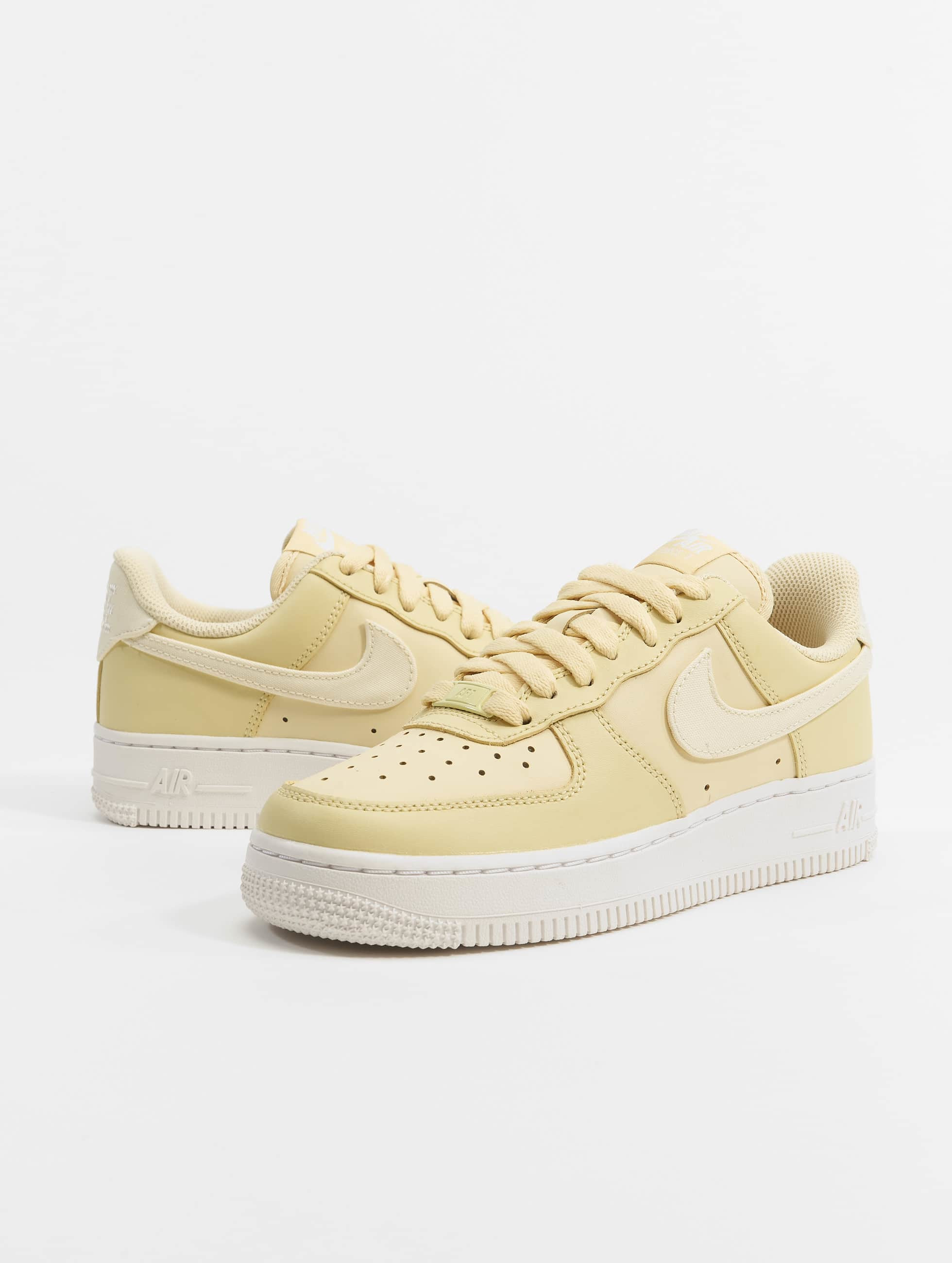 vlam rijst klink Nike schoen / sneaker Air Force 1 '07 Essential in geel 982906