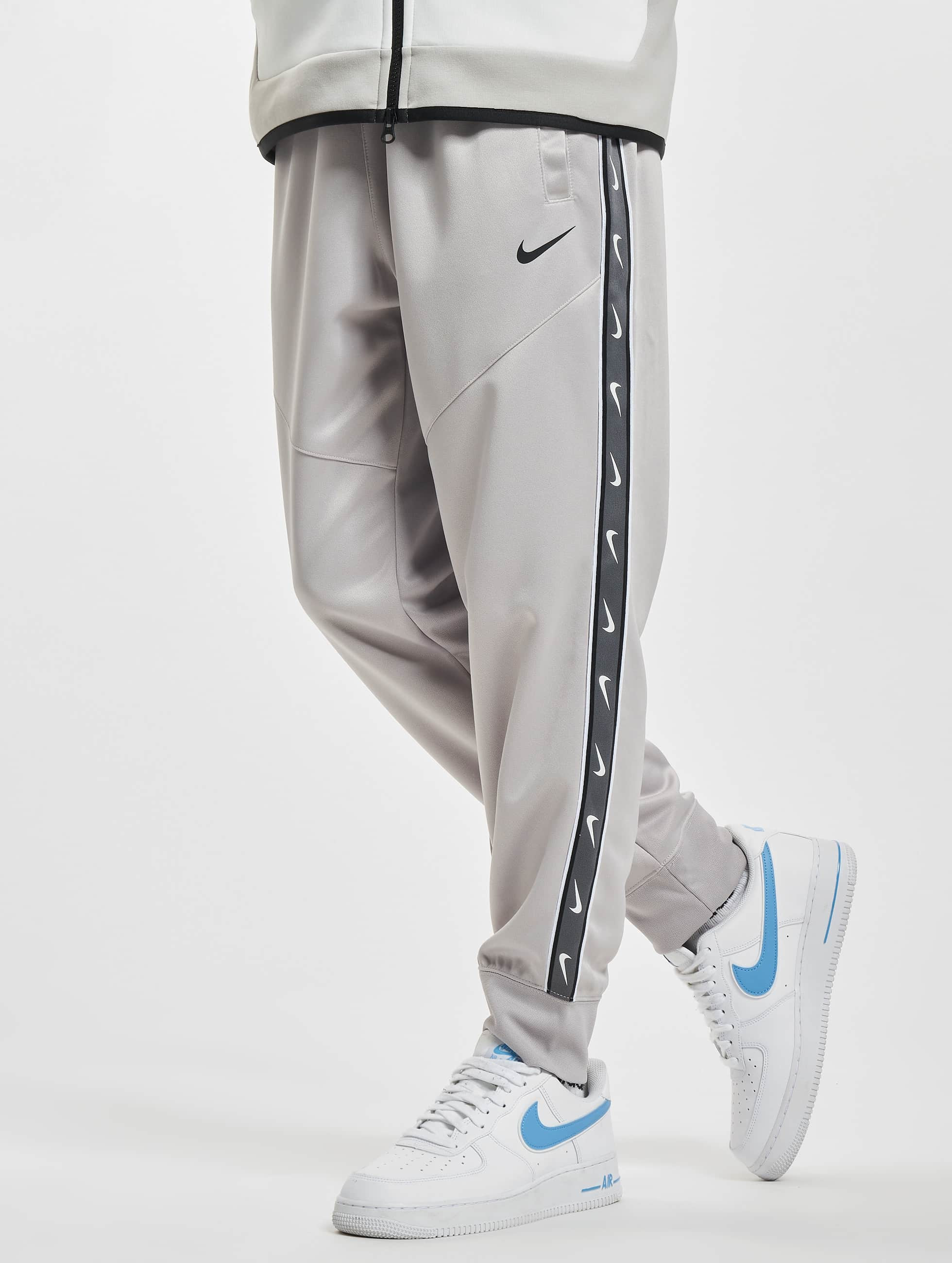 Nike Pant / Sweat Pant Sportswear Repeat in grey 977450