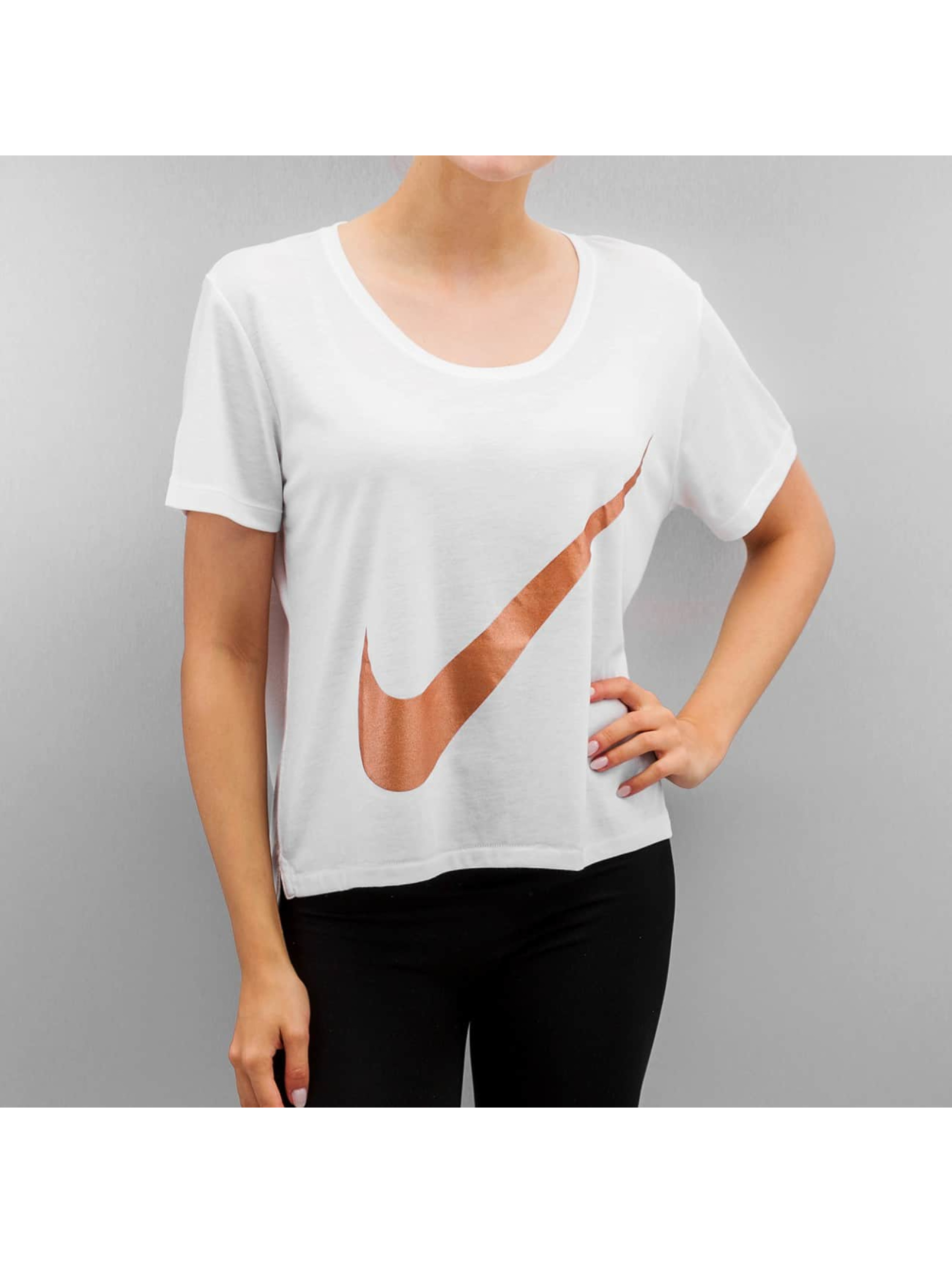 Nike Haut / T-Shirt Sportswear en blanc