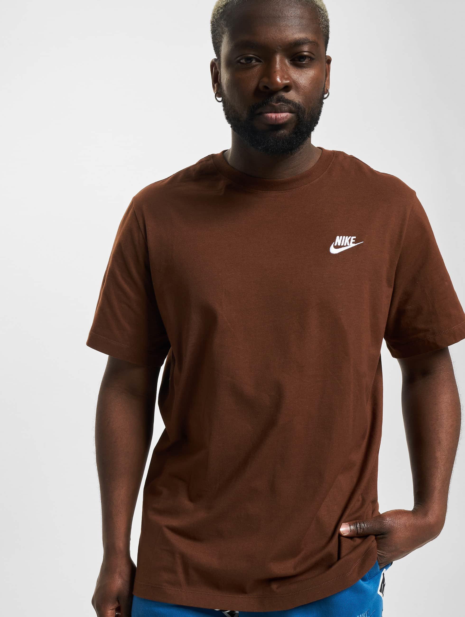 Betrokken cabine slachtoffer Nike bovenstuk / t-shirt Sportswear Club in bruin 982250