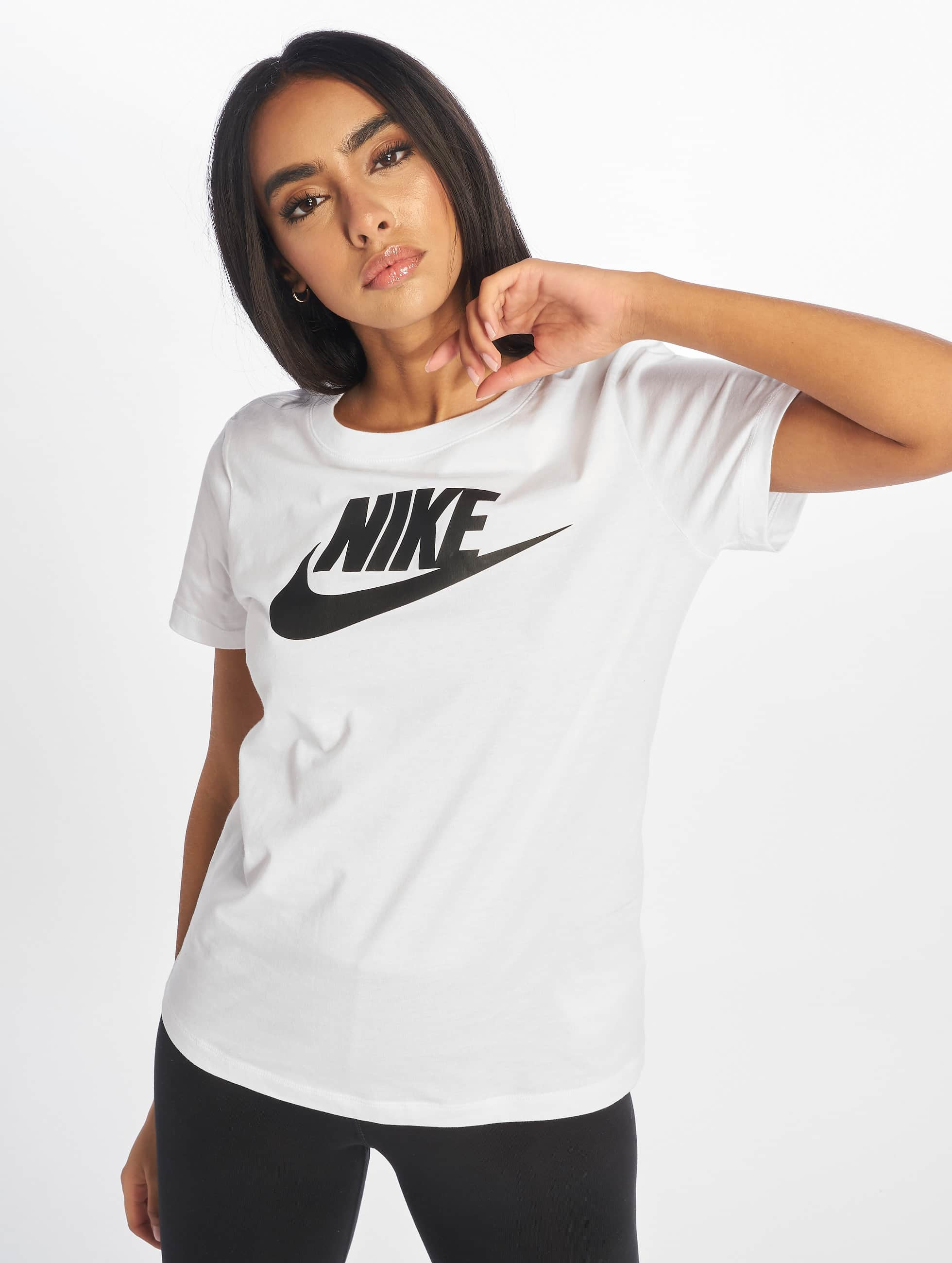 Бренд футболки купить. Футболка Nike Essential women's. Женские футболки 2022 найк. Футболка найк женская белая. Nike NSW Essentials футболка белая.