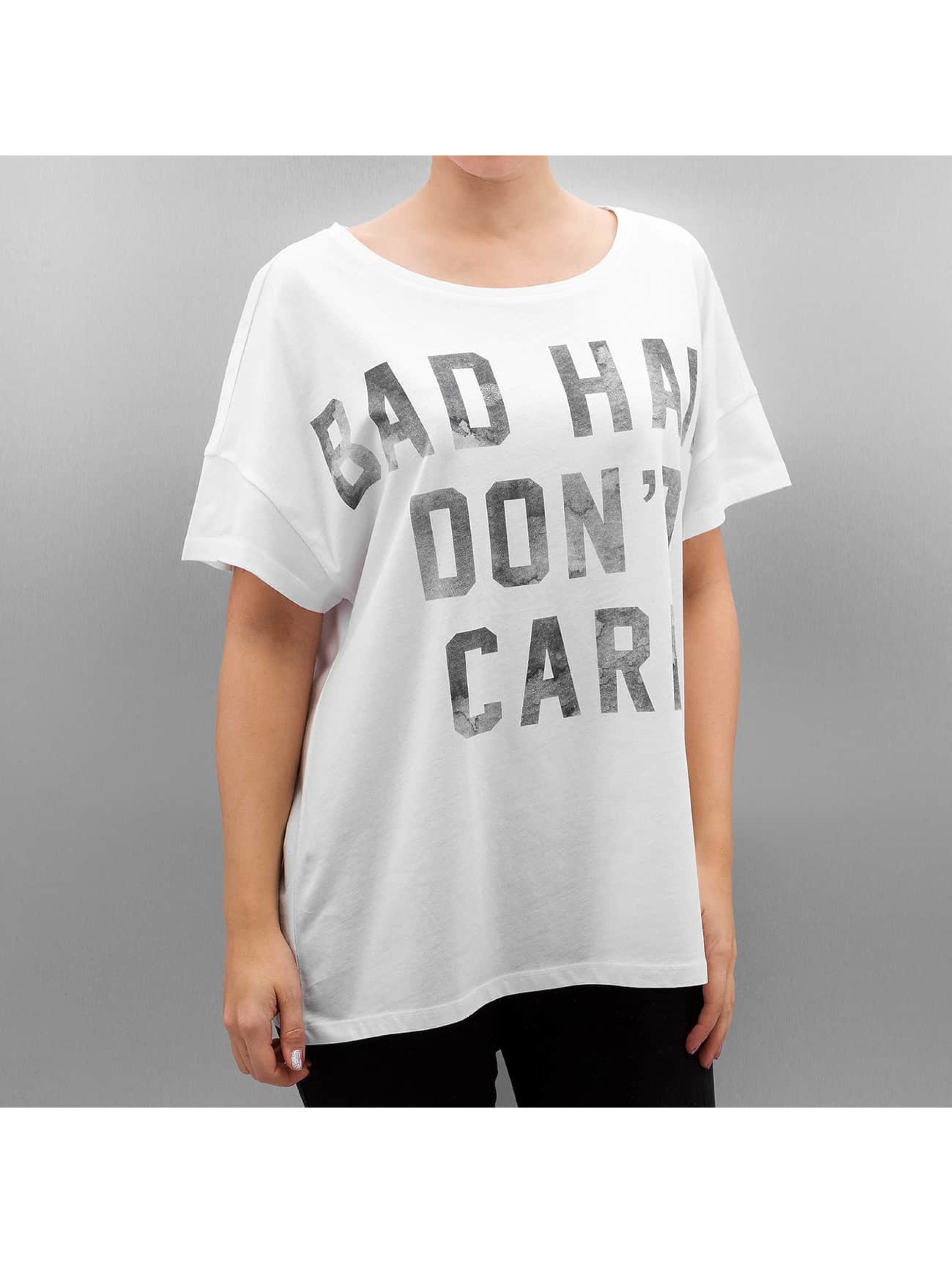 Only Haut / T-Shirt onlBad Hair Dont Care en blanc