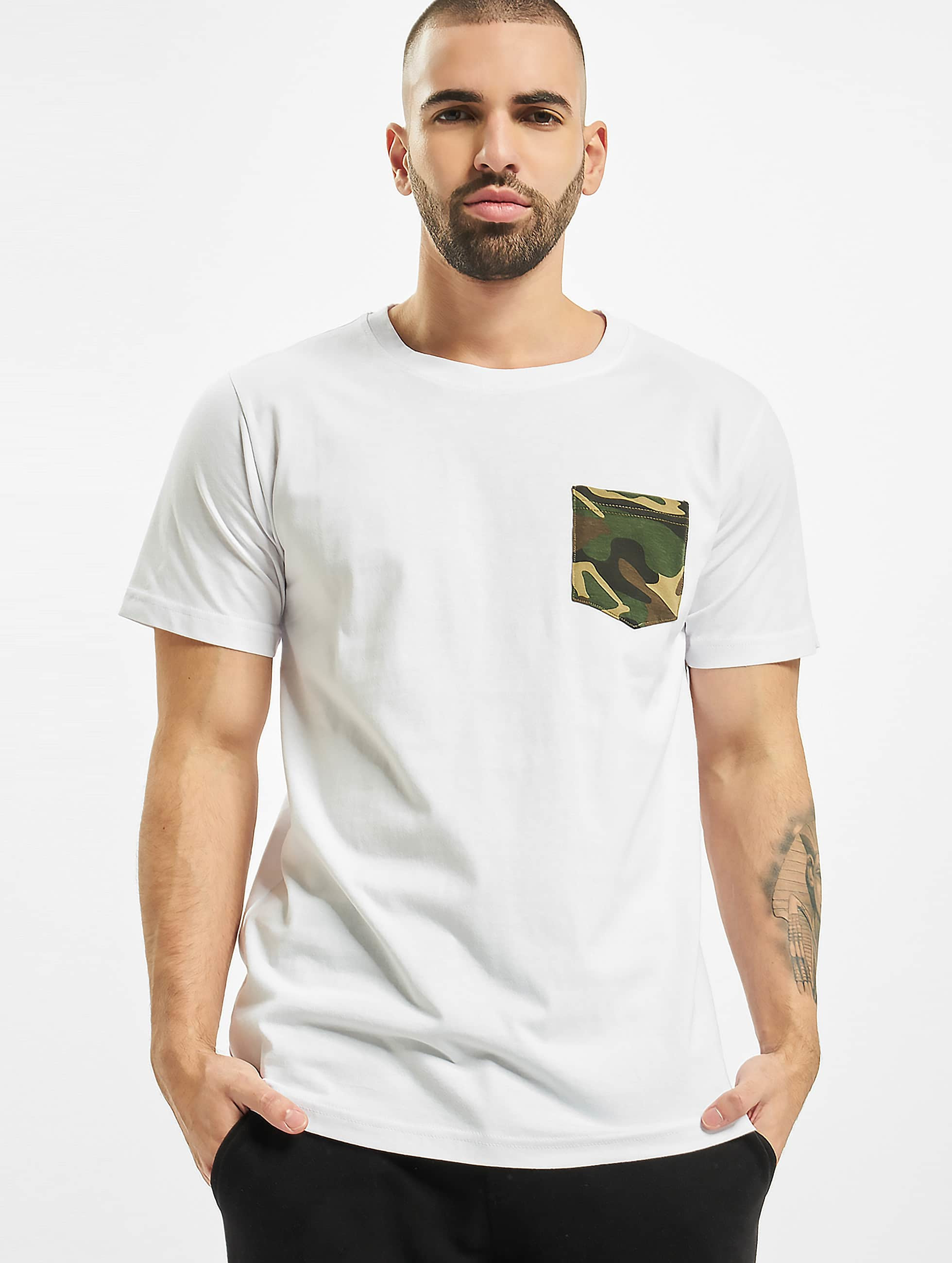 Urban Classics Haut / T-Shirt Camo Pocket en blanc