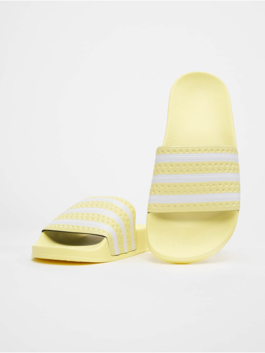 Ja Fietstaxi Soepel adidas Originals schoen / sneaker Adilette in geel 1042683