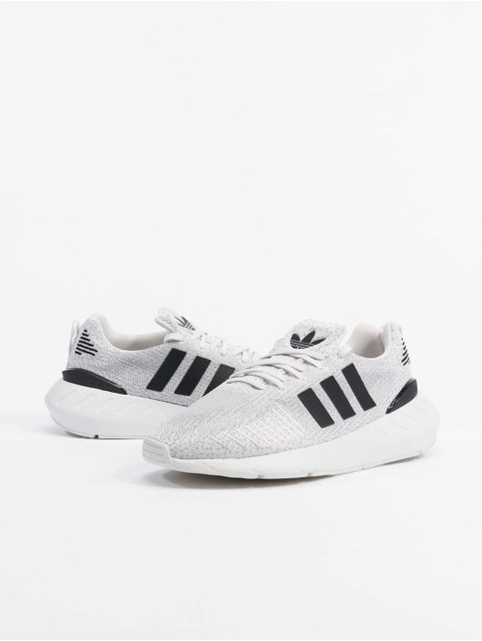 adidas Originals Damen Sneaker Swift Run 22 in weiß