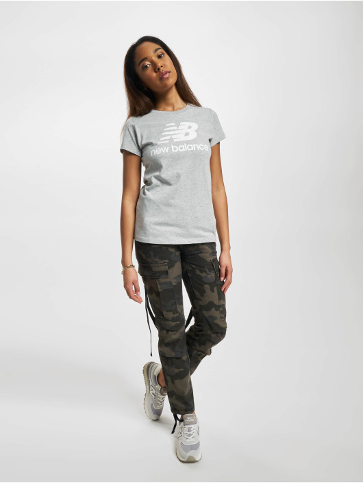 New Balance Camiseta Essentials Stacked Logo gris