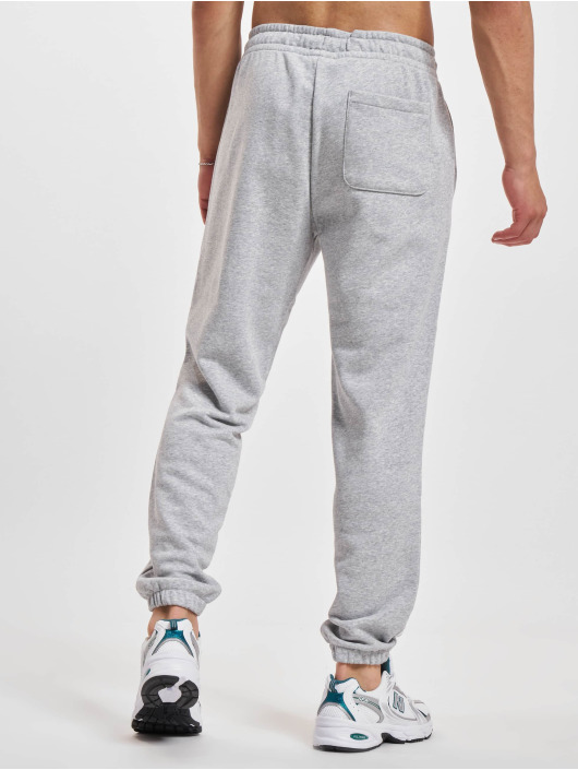 New Balance Joggingbyxor Essentials Celebrate New grå