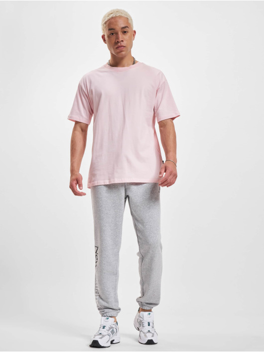 New Balance Joggingbyxor Essentials Celebrate New grå
