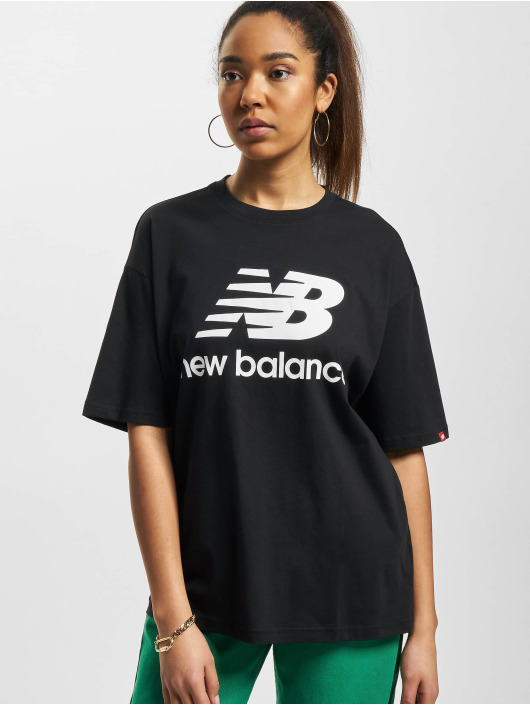 New Balance T-paidat Essentials Stacked Logo musta
