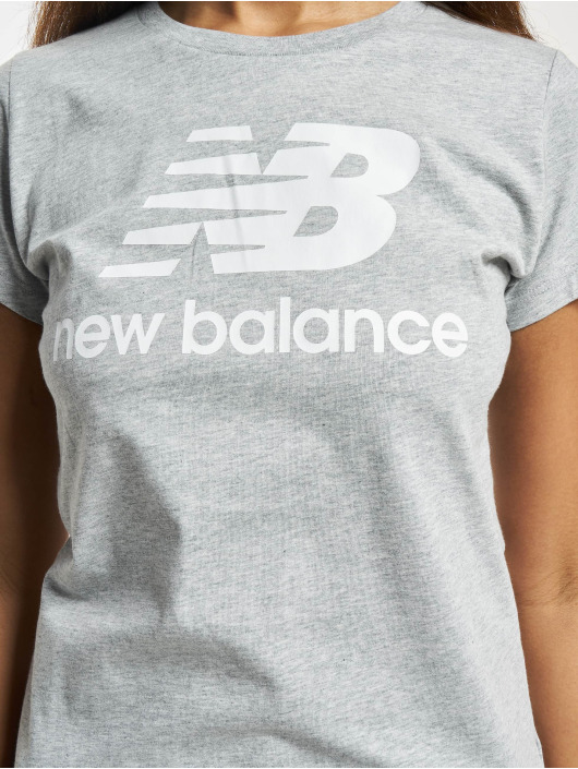 New Balance Damen T-Shirt Essentials Stacked Logo in grau CQ8740