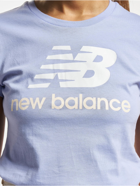 New Balance Damen T-Shirt Essentials Stacked Logo in violet CQ8976