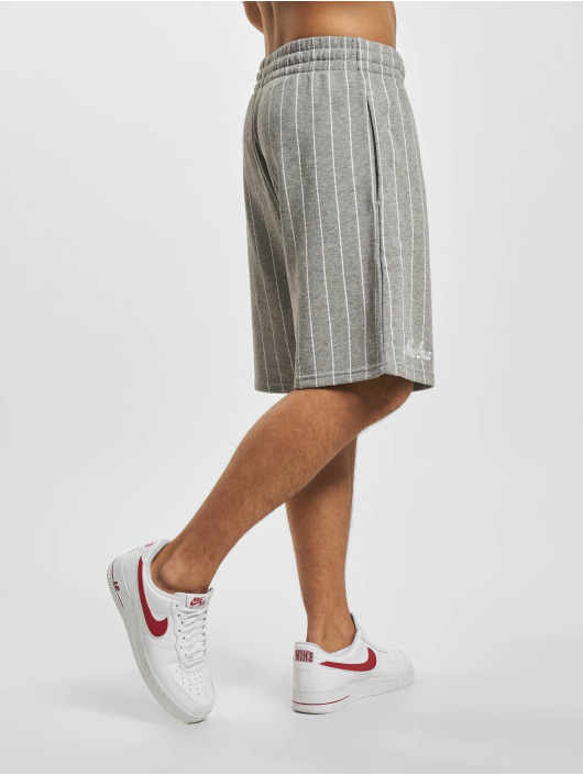 New Era Shorts Pinstripe grau