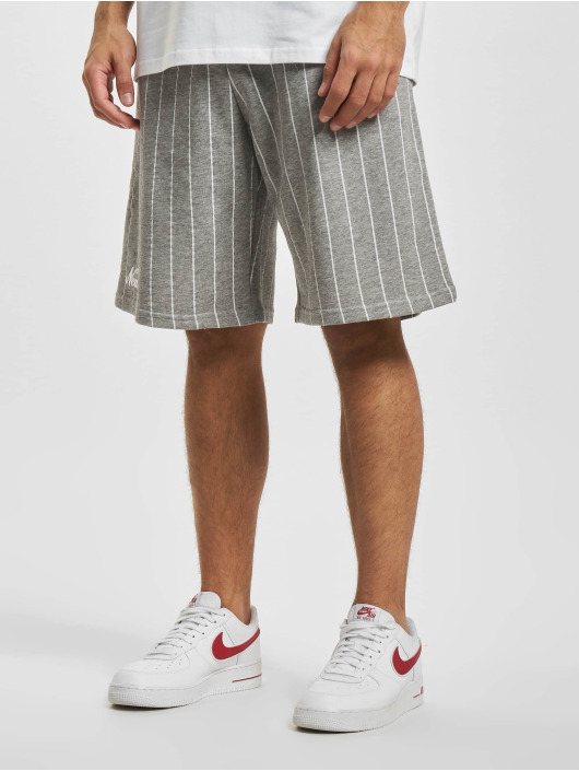 New Era Shorts Pinstripe grå