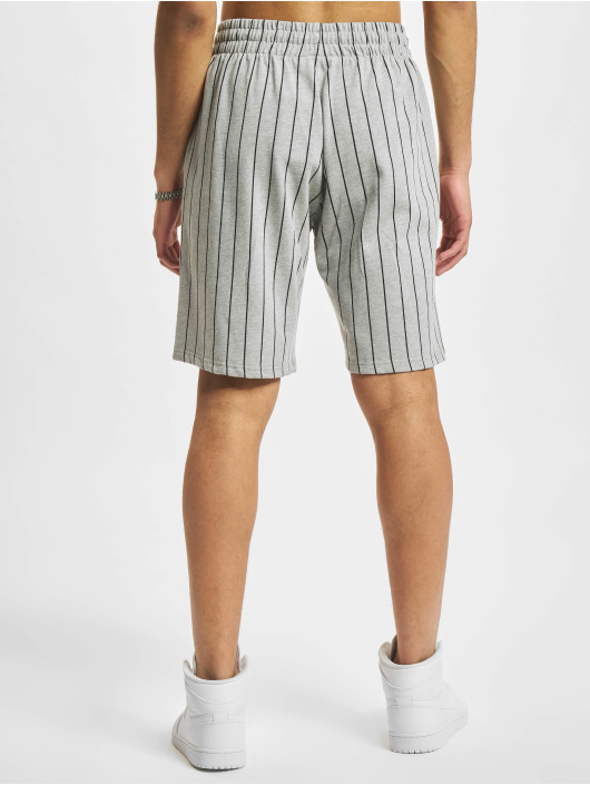 New Era Shorts Pinstripe grå