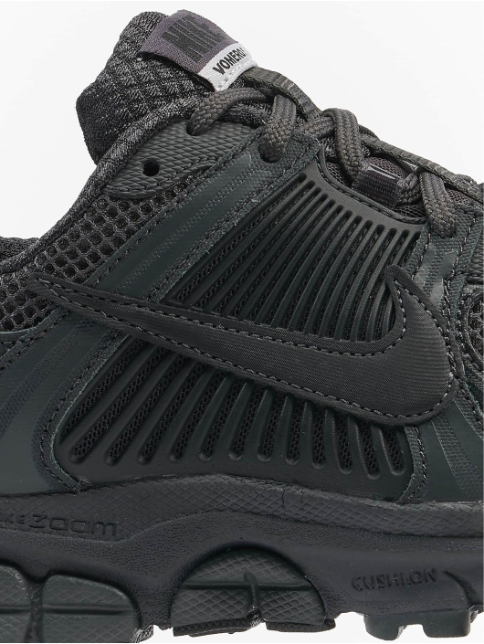 Nike Baskets Zoom Vomero 26 gris