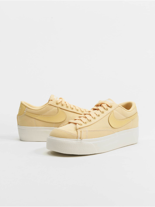 Nike Baskets Blazer Low Platform Cnvs jaune