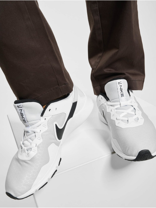 Nike Sneaker Legend Essential 2 grau