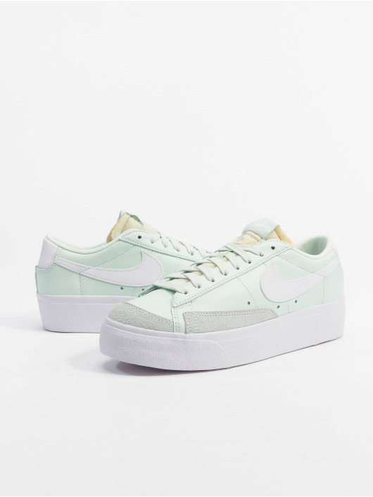 Nike Sneaker Blazer Low Platform grün