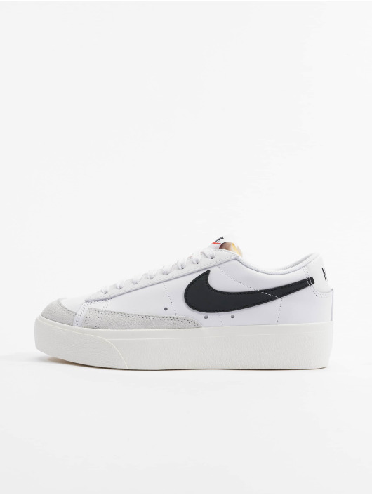 struik diefstal rijstwijn Nike Shoe / Sneakers Blazer Low Platform in white 876983