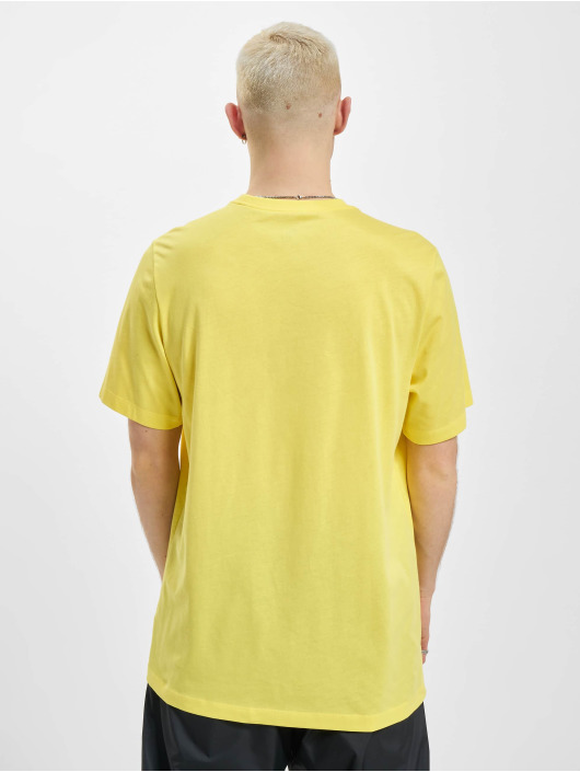Nike t-shirt Sportswear Club geel