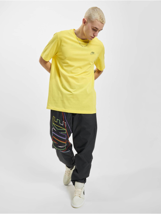 Nike t-shirt Sportswear Club geel